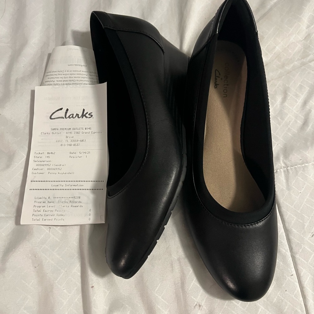 Clarks Mallory berry black leather wedge
No offers